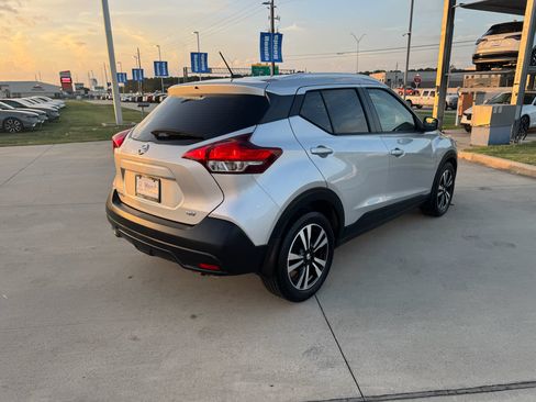 Used 2018 Nissan Kicks SV FWD image 8