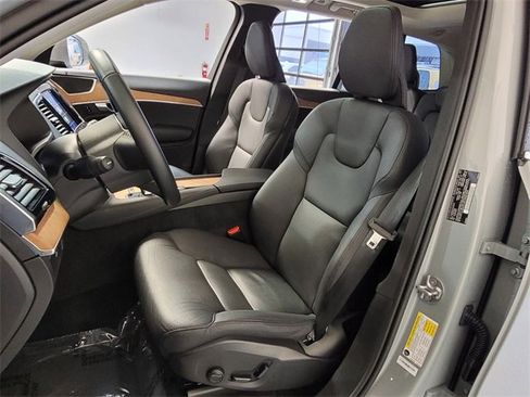 Certified 2025 Volvo XC90 B6 Plus image 9