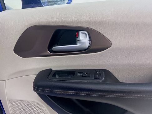 Used 2018 Chrysler Pacifica Touring-L FWD image 29