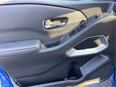 Used 2024 Nissan Frontier SV image 11