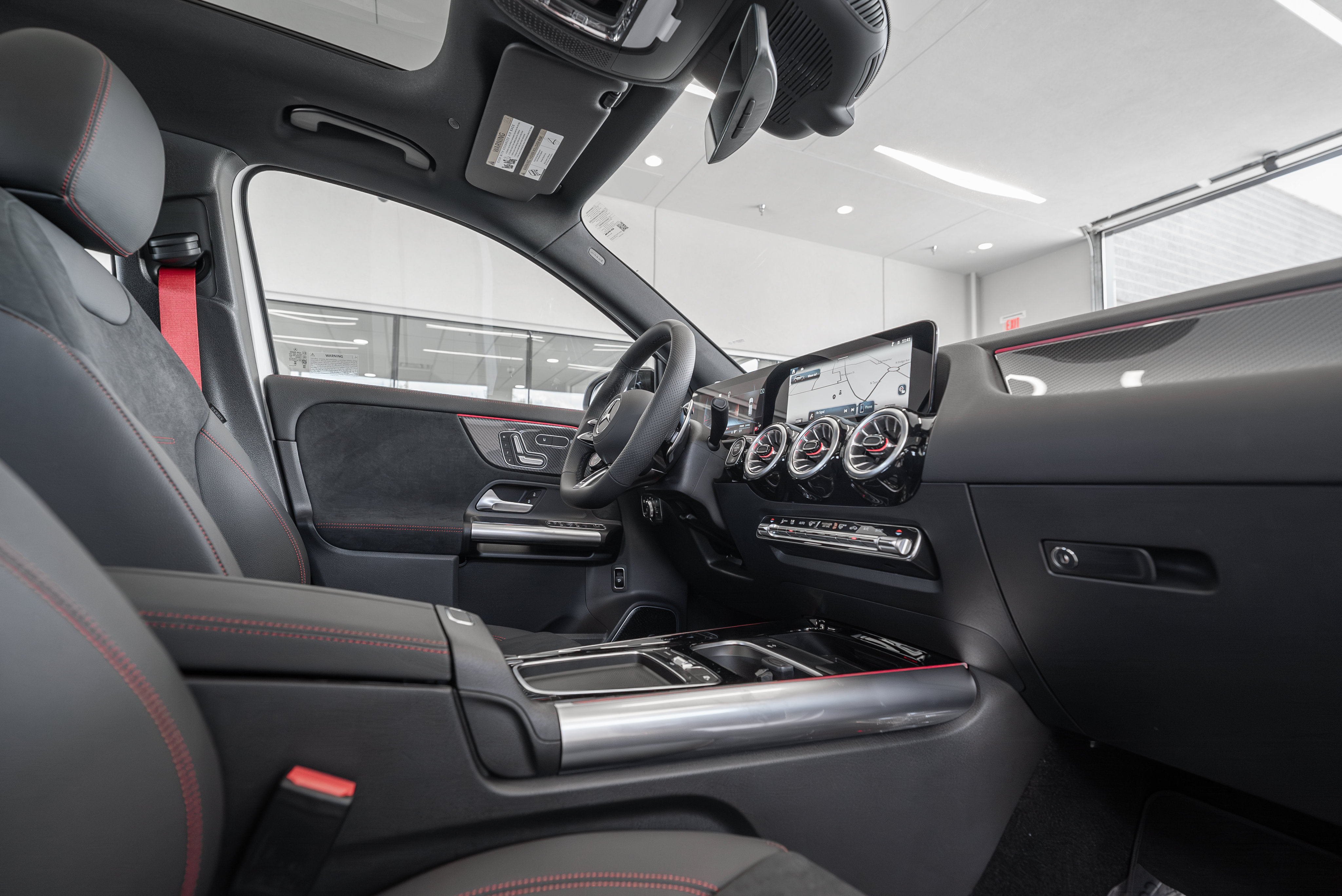 Used 2025 Mercedes-Benz GLA 35 AMG 4MATIC image 17