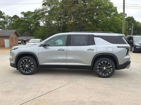 New 2026 Chevrolet Traverse LT w/ Sun and Wheel Package FWD image 8