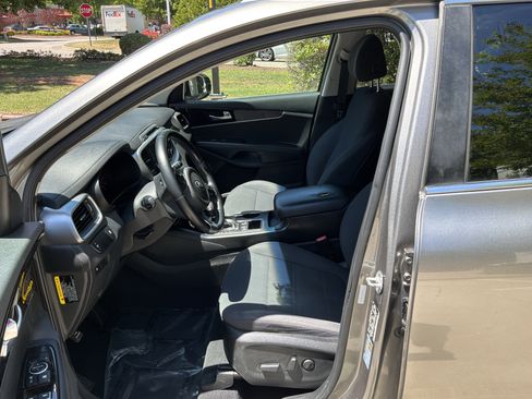 Used 2018 Kia Sorento FWD image 16