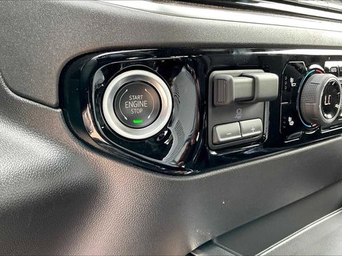 Used 2025 Chevrolet Silverado 1500 LT w/ Leather Package AWD/4WD image 20