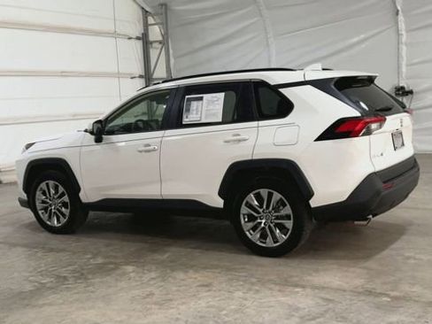 Used 2019 Toyota RAV4 XLE Premium FWD image 2