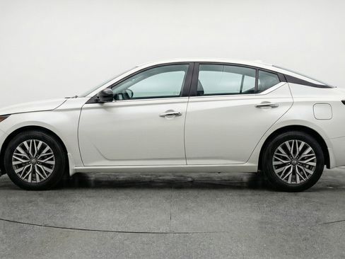 Used 2025 Nissan Altima 2.5 SV image 5