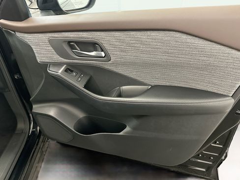 Used 2023 Nissan Rogue SV image 32