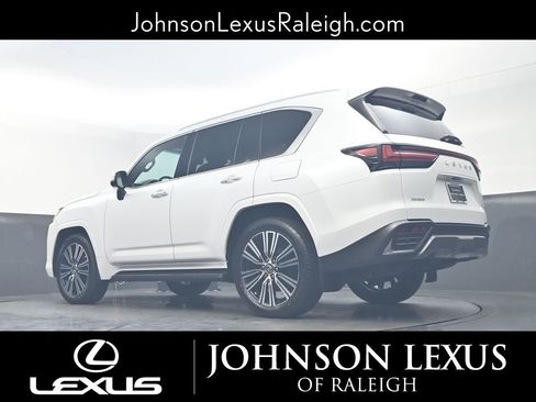 Used 2024 Lexus LX 600 4WD w/ Luxury Package image 19