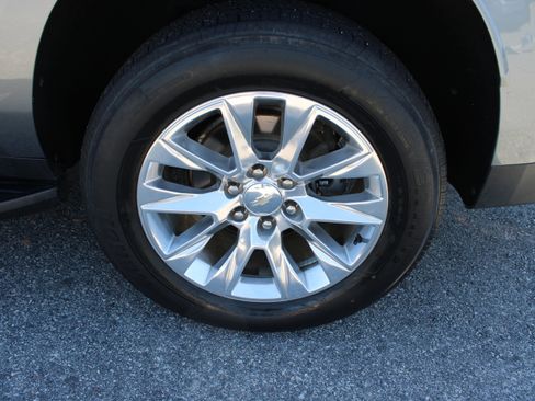 Used 2021 Chevrolet Suburban Premier w/ Premium Package image 10