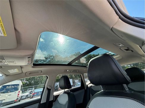 Used 2023 Volkswagen Taos SEL image 33