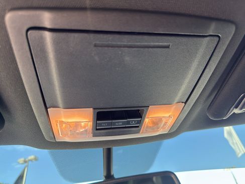 Used 2017 Ford Explorer XLT w/ Equipment Group 202A AWD/4WD image 13