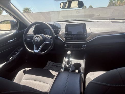 Used 2025 Nissan Altima 2.5 SV FWD image 47