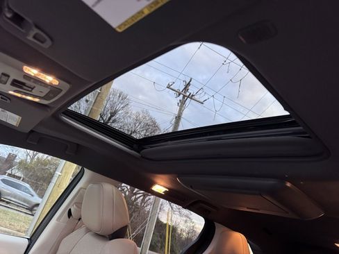 Used 2024 Toyota Sienna Limited image 12