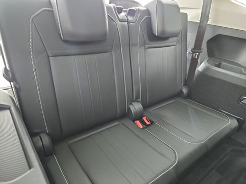 Used 2023 Volkswagen Tiguan SE FWD image 12