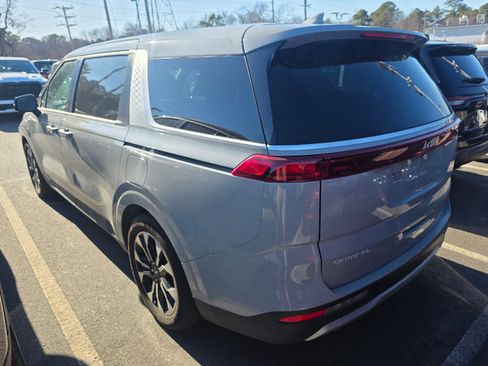 Used 2024 Kia Carnival EX image 4