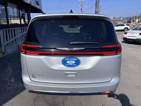 Used 2024 Chrysler Pacifica Touring-L FWD image 6