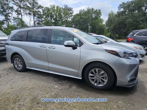 Used 2024 Toyota Sienna XLE FWD image 4