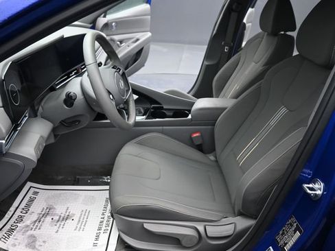Used 2025 Hyundai Elantra SEL image 12