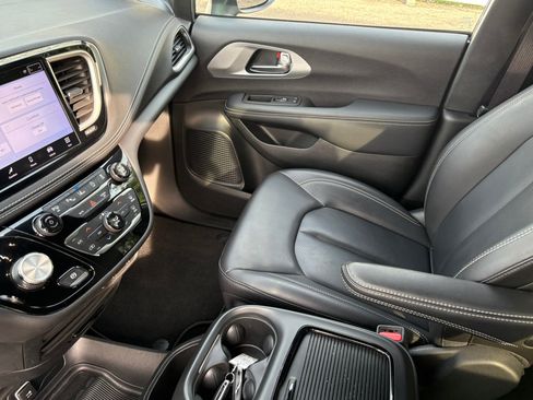 Used 2023 Chrysler Pacifica Touring-L w/ S Appearance Package FWD image 16