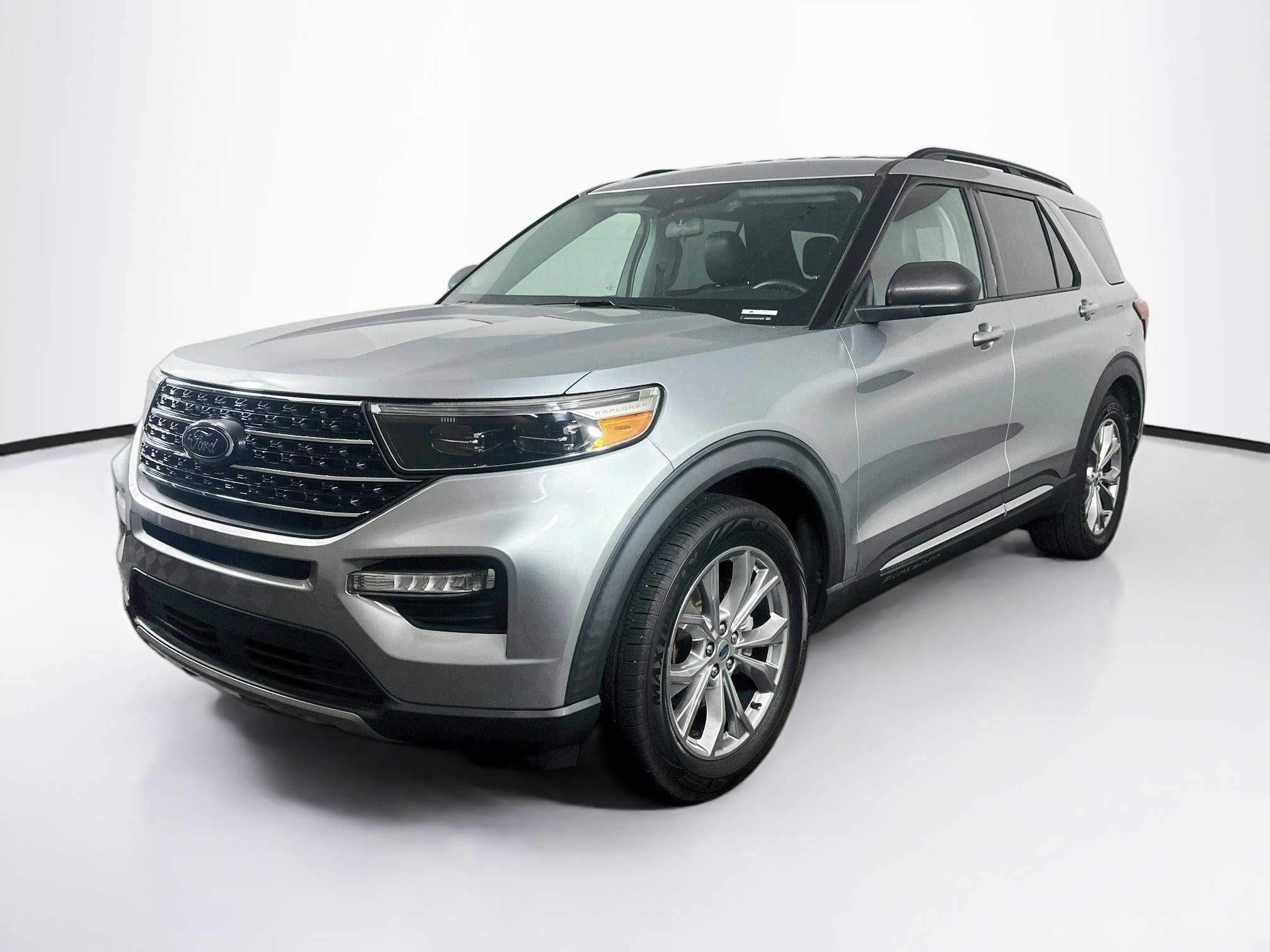 Used 2020 Ford Explorer XLT w/ Equipment Group 202A RWD image 3