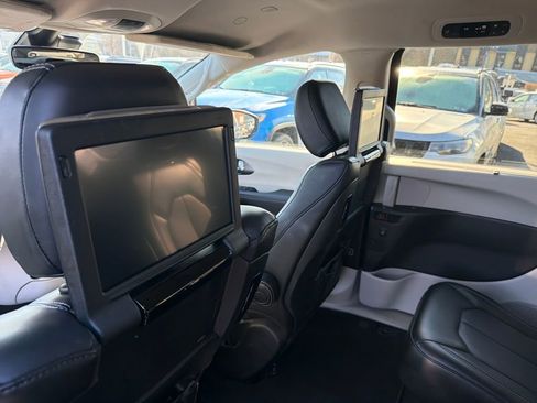 Used 2023 Chrysler Pacifica Touring-L w/ Uconnect Theater Family Group image 30