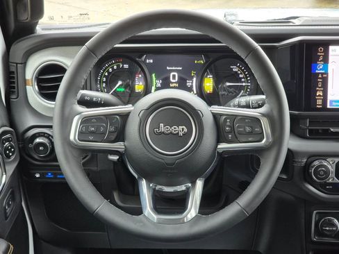 Used 2025 Jeep Wrangler Unlimited Sahara image 33