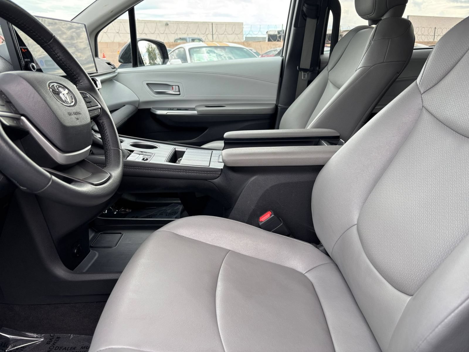 Used 2025 Toyota Sienna XLE FWD image 27
