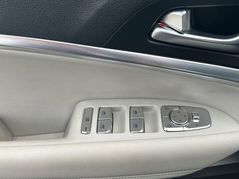 Used 2025 Genesis G70 2.5T RWD image 12
