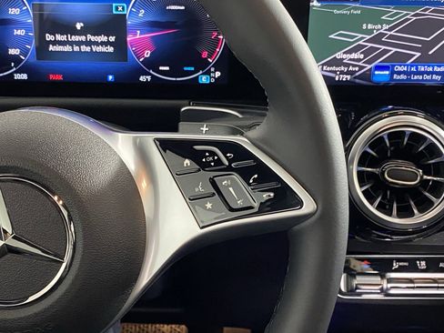 Used 2025 Mercedes-Benz GLB 250 4MATIC image 29