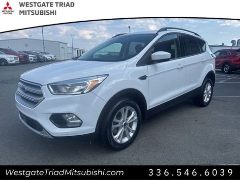 Used 2018 Ford Escape SE w/ Ford Safe & Smart Package FWD image 3