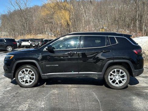 Used 2023 Jeep Compass Latitude w/ Sun and Sound Group AWD/4WD image 4