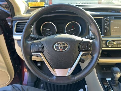 Used 2018 Toyota Highlander SE image 16