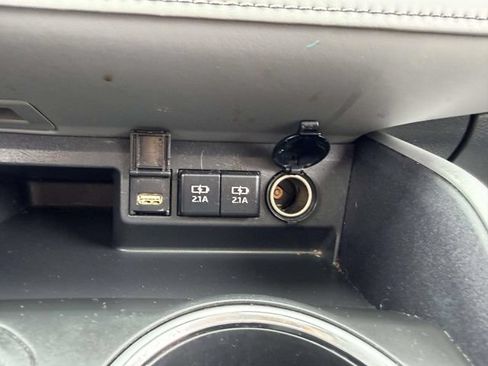 Used 2021 Toyota Highlander XLE AWD/4WD image 24