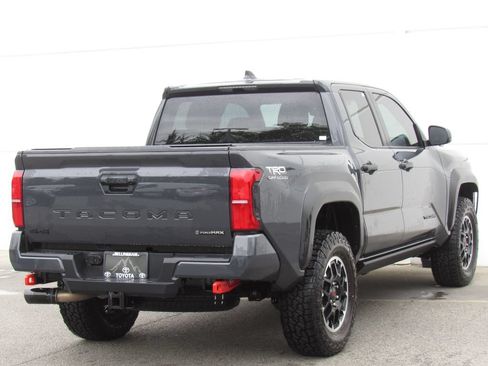 Certified 2025 Toyota Tacoma TRD Off-Road AWD/4WD image 6
