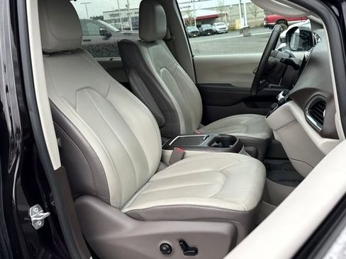 Used 2017 Chrysler Pacifica Touring-L Plus w/ Tire & Wheel Group image 26