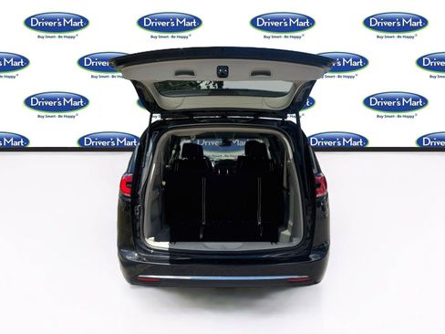 Used 2023 Chrysler Pacifica Touring-L FWD image 21