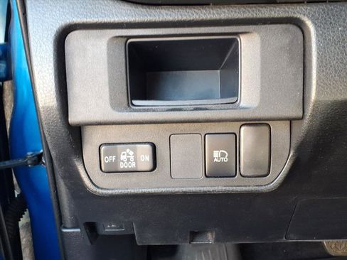 Used 2018 Toyota Tacoma SR image 21