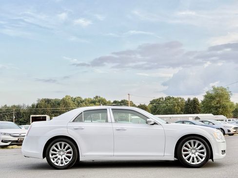 Used 2014 Chrysler 300 C RWD image 9