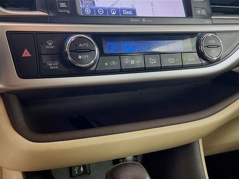 Used 2015 Toyota Highlander Limited w/ Driver Technology Package FWD image 15