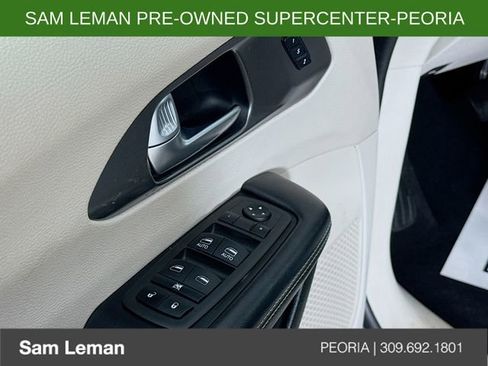 Used 2022 Chrysler Pacifica Touring-L image 17