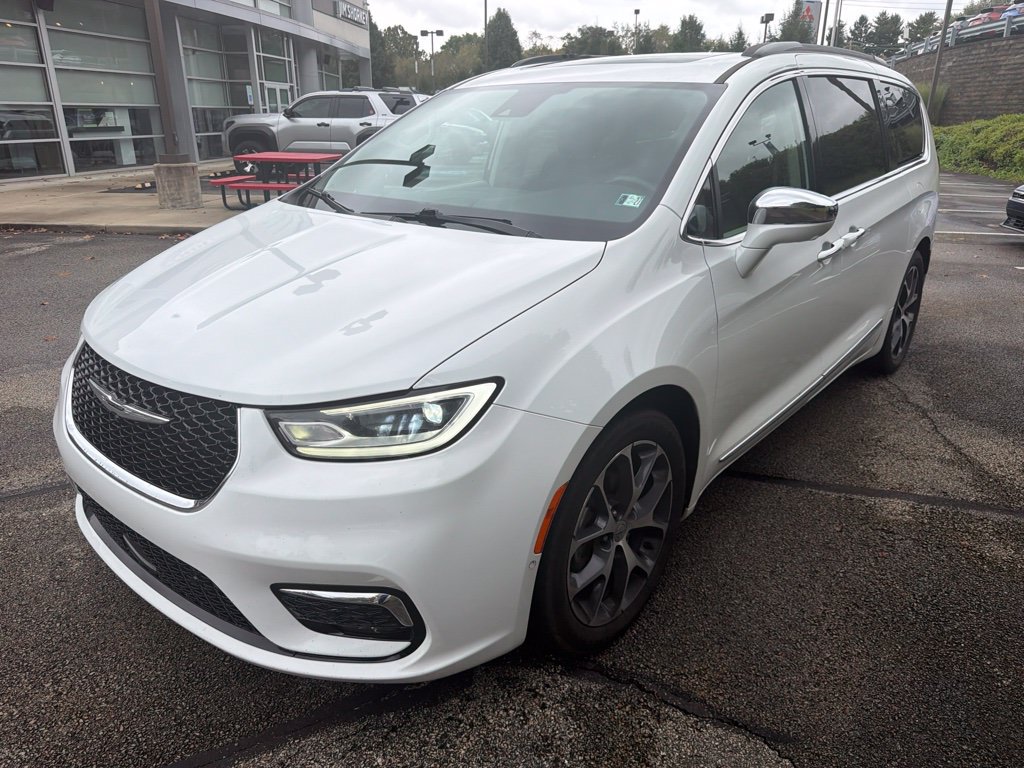 Used 2022 Chrysler Pacifica Limited FWD image 2