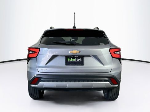 Used 2025 Chevrolet Trax LT w/ LT Convenience Package FWD image 7