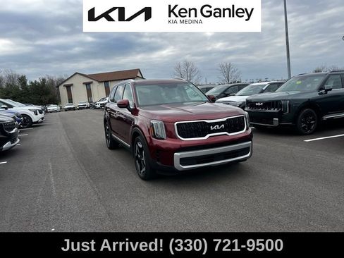 Used 2023 Kia Telluride EX w/ EX Captain's Chair Package image 3