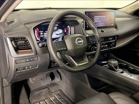 Used 2025 Nissan Rogue Platinum w/ Platinum Premium Package image 18