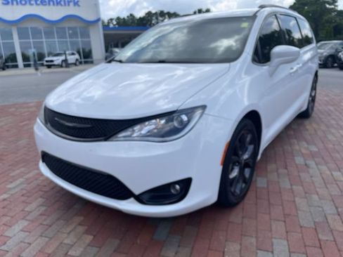 Used 2018 Chrysler Pacifica Touring Plus w/ S Appearance Package FWD image 1