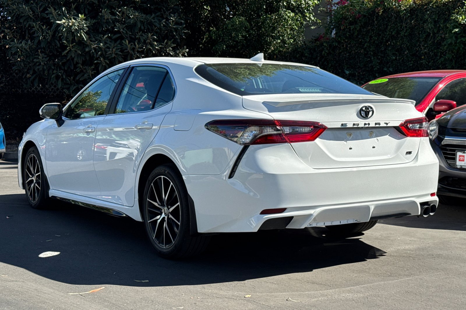 Used 2021 Toyota Camry SE w/ Convenience Package FWD image 6