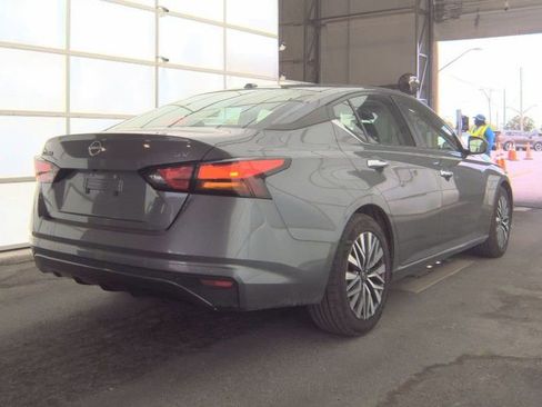 Used 2024 Nissan Altima 2.5 SV image 2
