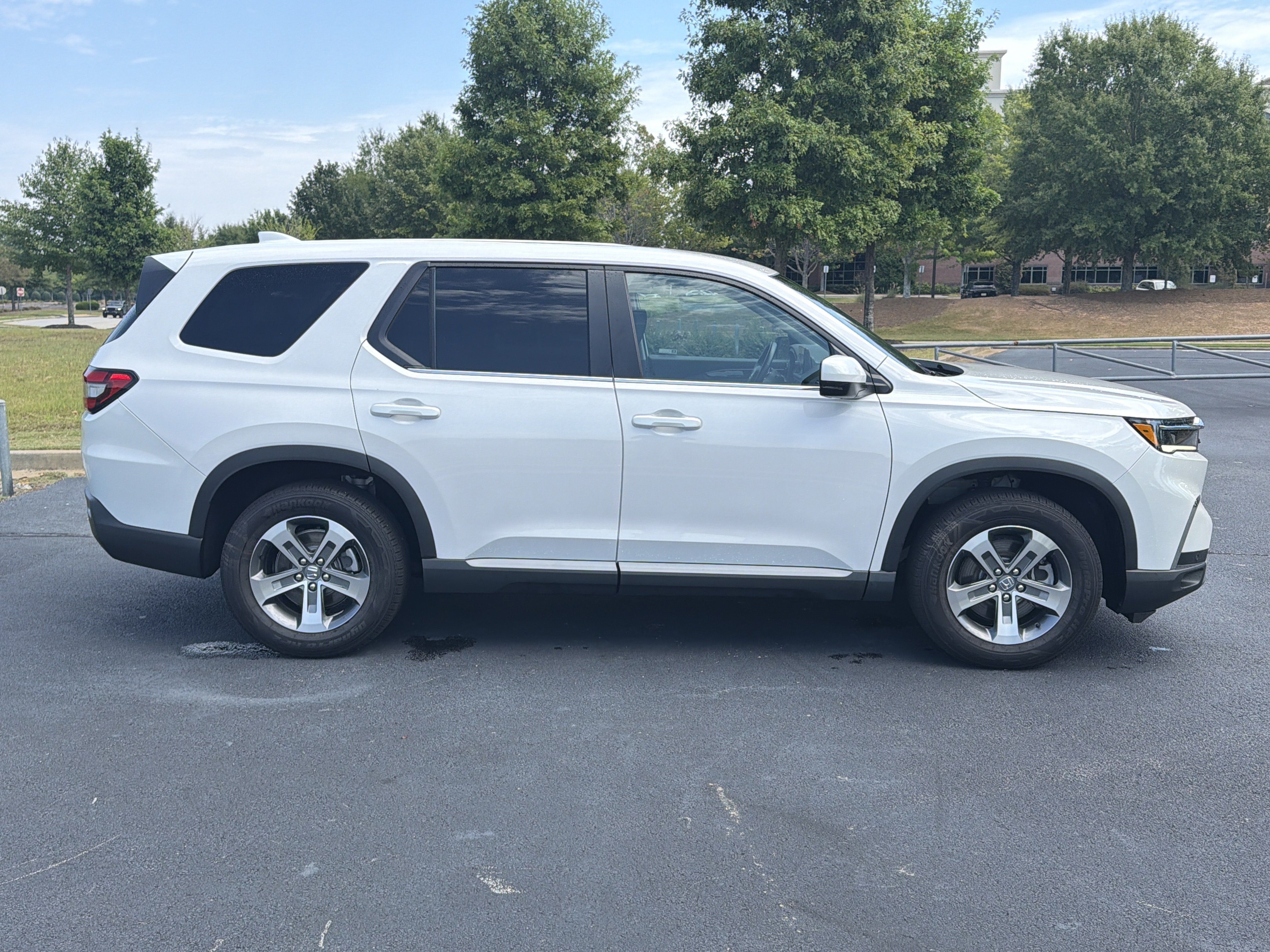 Used 2025 Honda Pilot EX-L image 10