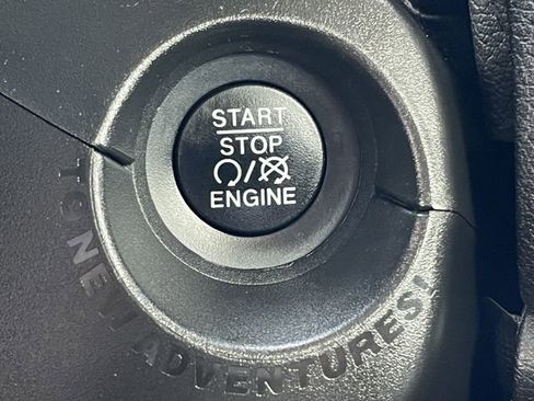 Used 2019 Jeep Renegade Latitude FWD image 18