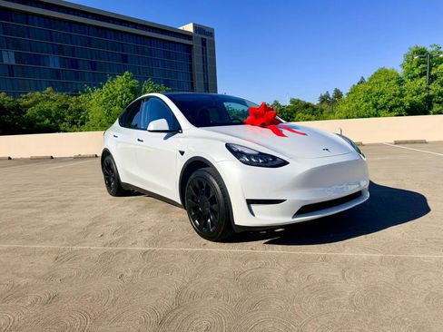 Used 2023 Tesla Model Y AWD image 1